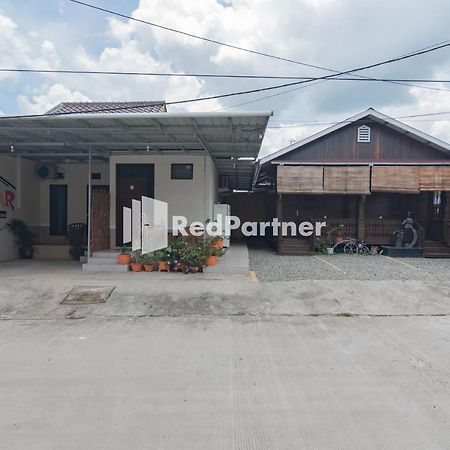 Langkar Guest House Syariah Mitra Reddoorz Samarinda Exterior photo